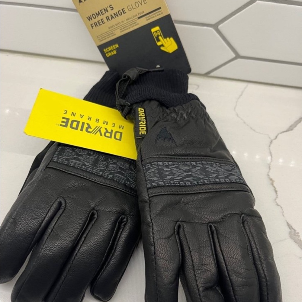New womens Burton Free Range Gloves. Womens size small.